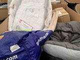 une boîte en carton remplie d'articles pour bébés dans un magasin