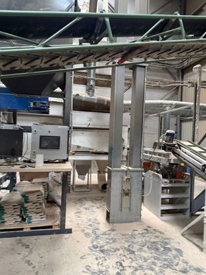 une image représentant une usine avec un tapis roulant et un tapis roulant