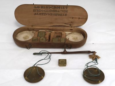 une boîte en bois contenant divers objets