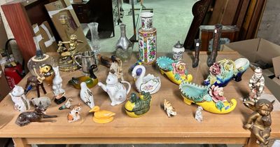de nombreuses figurines posées sur une table dans une pièce