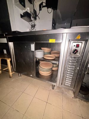 une photo d'une cuisine où l'on voit de nombreuses casseroles et poêles