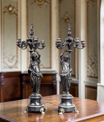 Paire d'imposant candélabres en bronze à patine brune.