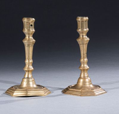 Paire de bougeoirs en laiton, la base et les fûts à pans