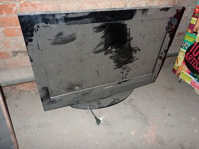 un téléviseur posé sur un meuble dans une pièce