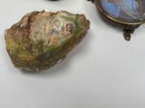 trois bijoux posés sur une surface blanche