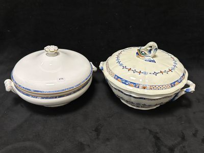 deux assiettes blanches et bleues sur fond noir