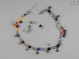 ensemble bracelet et boucles d'oreilles avec des perles bleues et orange