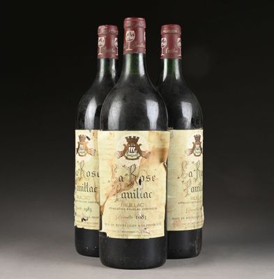trois bouteilles de vin posées sur une table l'une à côté de l'autre