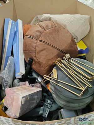 une boîte en carton remplie d'objets hétéroclites