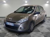 la photo d'une voiture argentée garée dans un garage