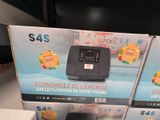 trois boîtes contenant des appareils électroniques posées sur une table