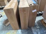 Plusieurs cartons sont empilés les uns sur les autres dans un entrepôt.