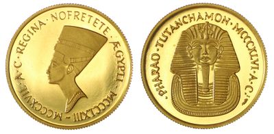 un gros plan d'une pièce d'or à l'effigie d'un pharaon
