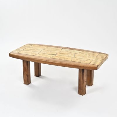 un banc en bois dont l'assise est ornée d'un motif de carreaux