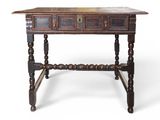 une vieille table en bois surmontée de deux tiroirs