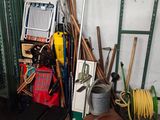 un tas d'objets divers entassés dans un garage