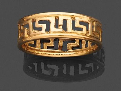 une bague en or 18 carats ornée d'un motif grec