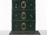une commode verte posée sur une palette