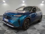 un 4x4 bleu garé sur un sol en damier dans un garage