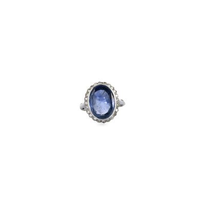 Gros plan sur une bague contenant une pierre bleue