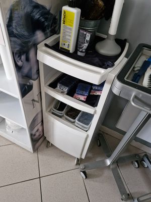 Quatre tablettes sur roulettes, en PVC blanc, métal gris, mé…