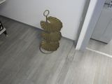 un parapluie doré qui se trouve par terre dans la cuisine