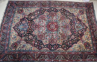 un tapis oriental avec un motif de médaillon sur fond blanc