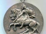 une image représentant une médaille d'argent sur laquelle figurent un cheval et un cavalier