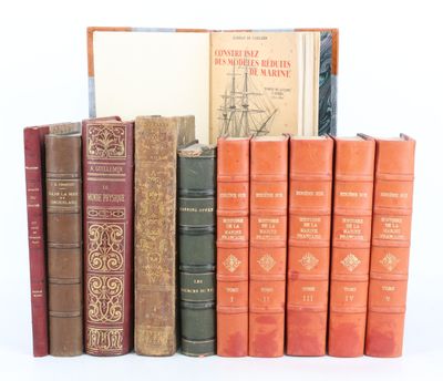plusieurs vieux livres sont empilés sur une surface blanche