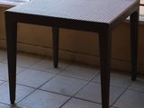 une petite table sur un balcon avec vue sur l'océan