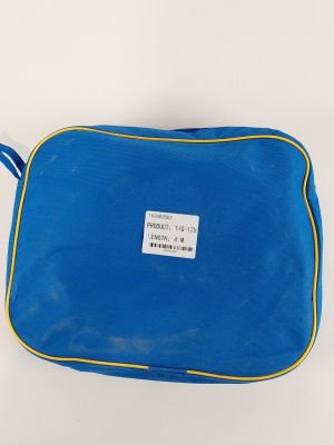 une image représentant un sac bleu avec des bordures jaunes et une étiquette nominative
