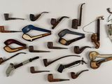 de nombreux types différents de tabacs à pipe sur la table