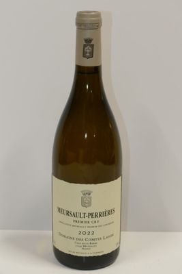 une bouteille de vin posée sur une table
