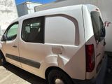 une camionnette blanche garée dans un parking
