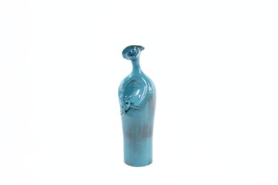 un vase bleu orné d'un oiseau sur fond blanc