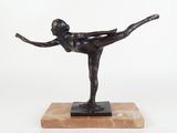 statue d'une femme dans une posture de yoga, posée sur un socle en marbre