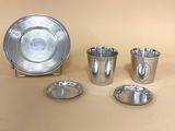 quatre couverts posés sur une table