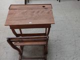 une petite table en bois avec un tiroir