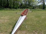 un long bateau qui est à l'abandon dans l'herbe