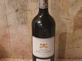une bouteille de vin posée sur un comptoir
