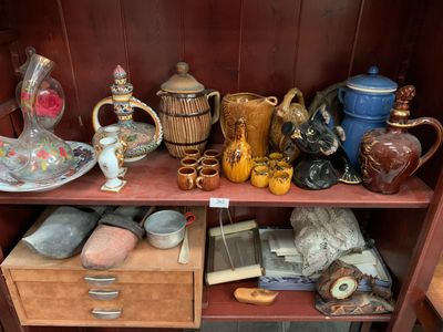 Lot de bibelots : services à liqueur, sabots et divers