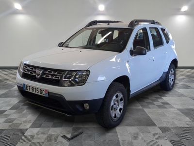 une photo d'une dacia blanche garée dans un garage