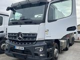 un camion blanc garé dans un parking