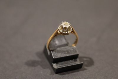 Gros plan sur une bague en or ornée d'un diamant