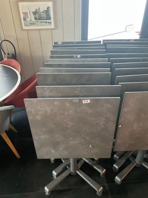 plusieurs chaises et une table dans une pièce où se trouvent une table et des chaises