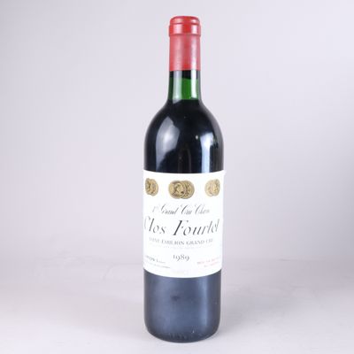 une bouteille de vin rouge posée sur une table