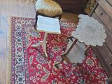 un tapis rouge posé à même le sol dans une pièce où se trouvent une chaise et une commode