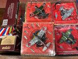 quatre avions miniatures dans une boîte posée sur une table