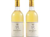 deux bouteilles de vin blanc posées l'une à côté de l'autre sur une surface blanche