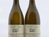 deux bouteilles de vin posées sur une table l'une à côté de l'autre